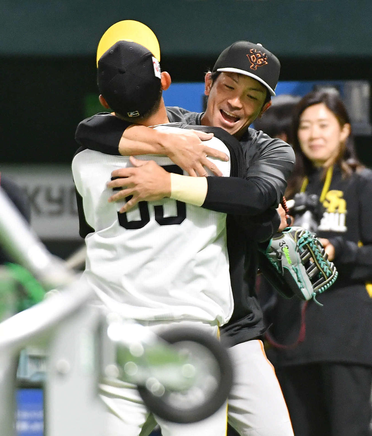 オープン戦　ソフトバンク対巨人　試合前、ソフトバンク増田（左）に抱きつく巨人松田（撮影・岩下翔太）
