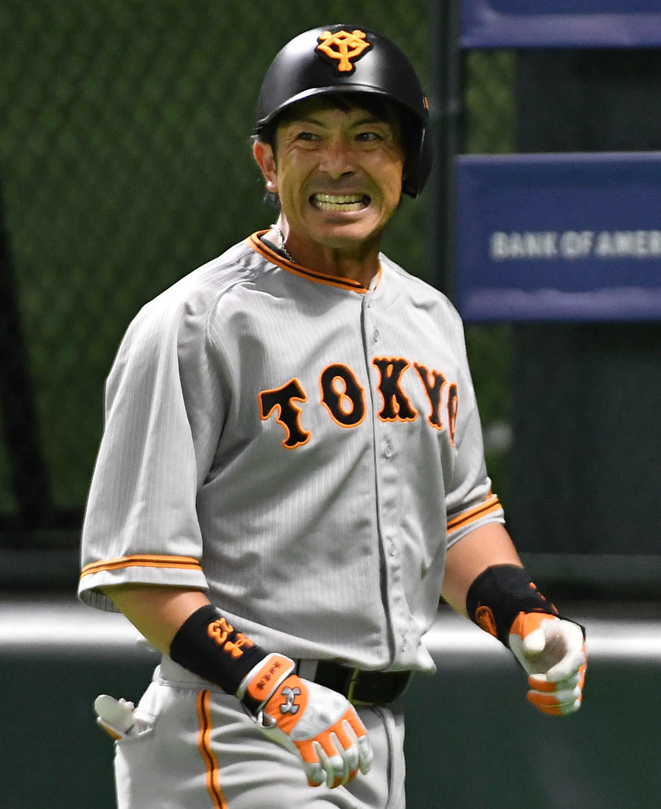 ソフトバンク対巨人　4回表巨人無死、三ゴロに倒れた松田は悔しそうな表情でベンチへ戻る（撮影・岩下翔太）