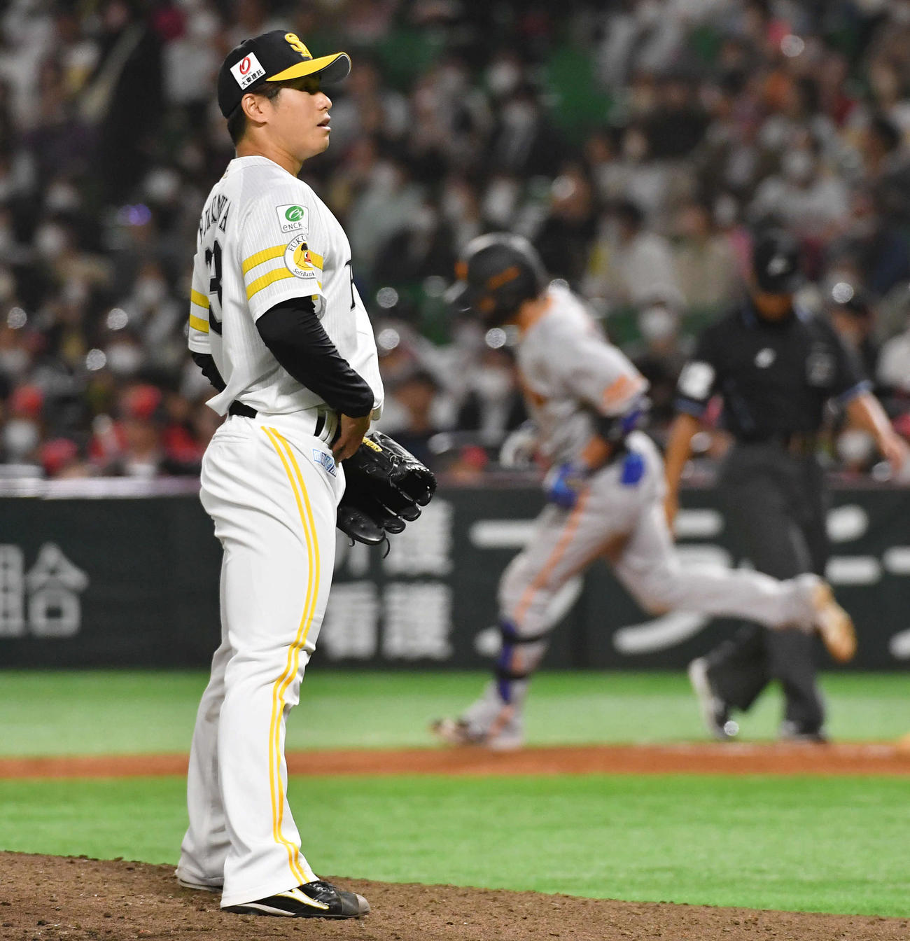 ソフトバンク対巨人　8回表巨人1死、小林（右）に勝ち越しの左越え本塁打を打たれた古川（撮影・岩下翔太）