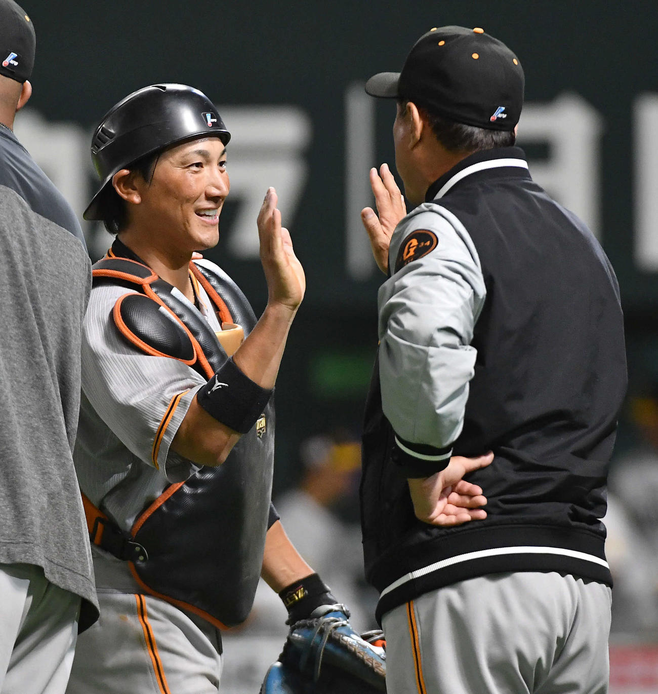 ソフトバンク対巨人　ソフトバンクに勝利し、原監督（右）と笑顔でタッチを交わす小林（撮影・岩下翔太）
