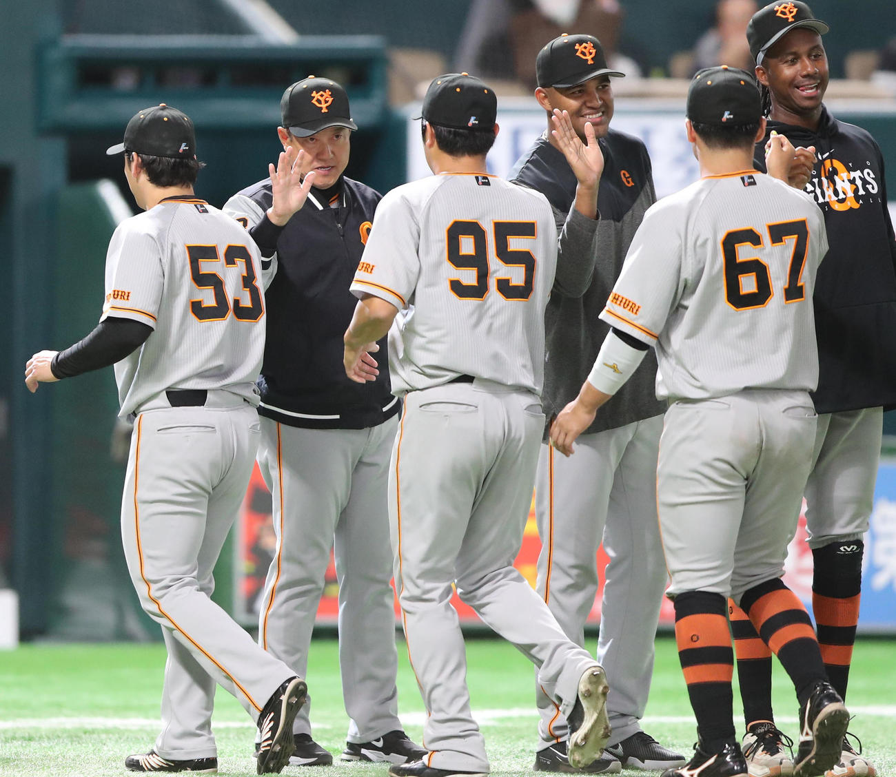 ソフトバンク対巨人　ソフトバンクに勝利し笑顔を見せる原辰徳監督（撮影・梅根麻紀）