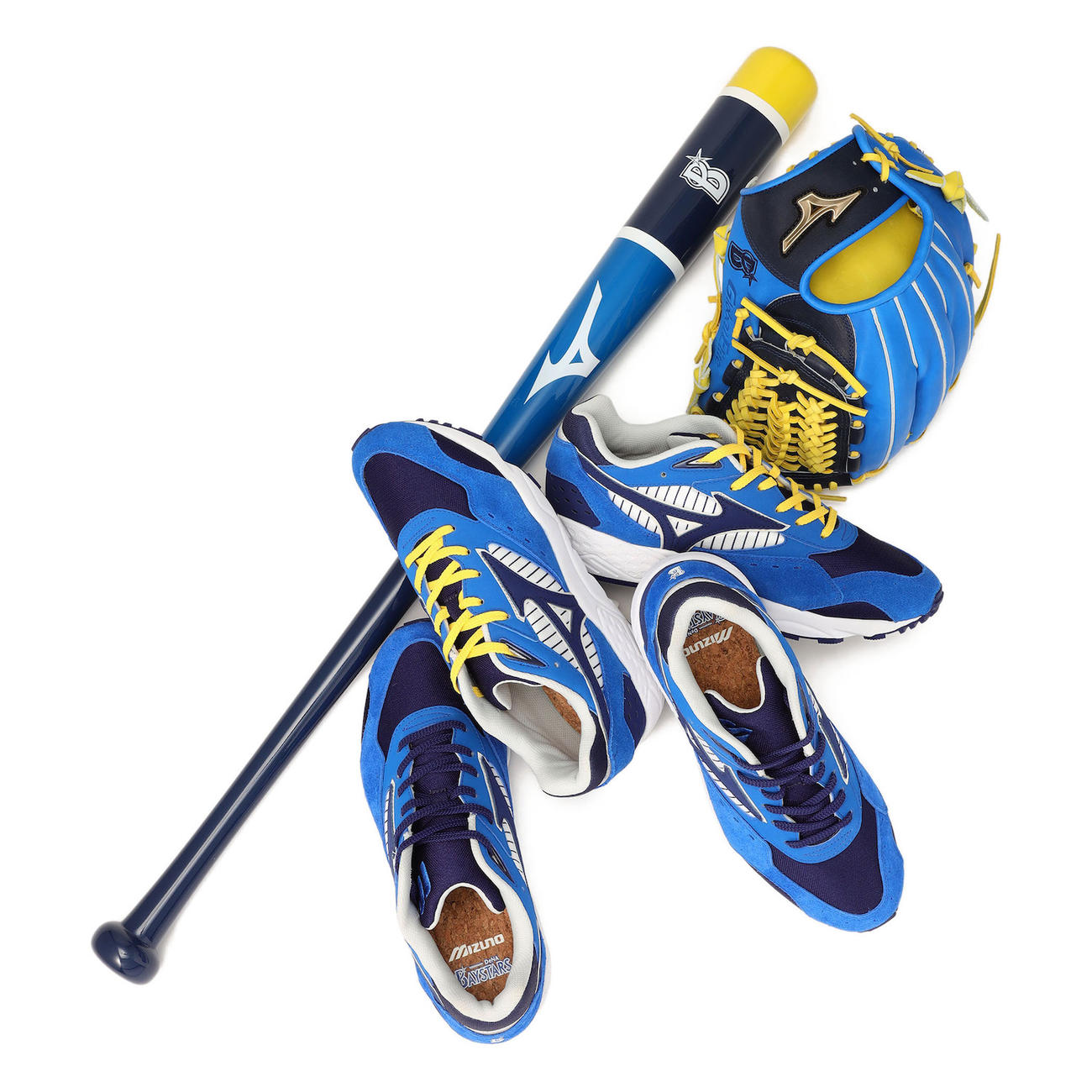 球団初のMizuno別注スニーカー「CONTENDER DeNA BAYSTARS」とマスコットバット、グラブ（球団提供）
