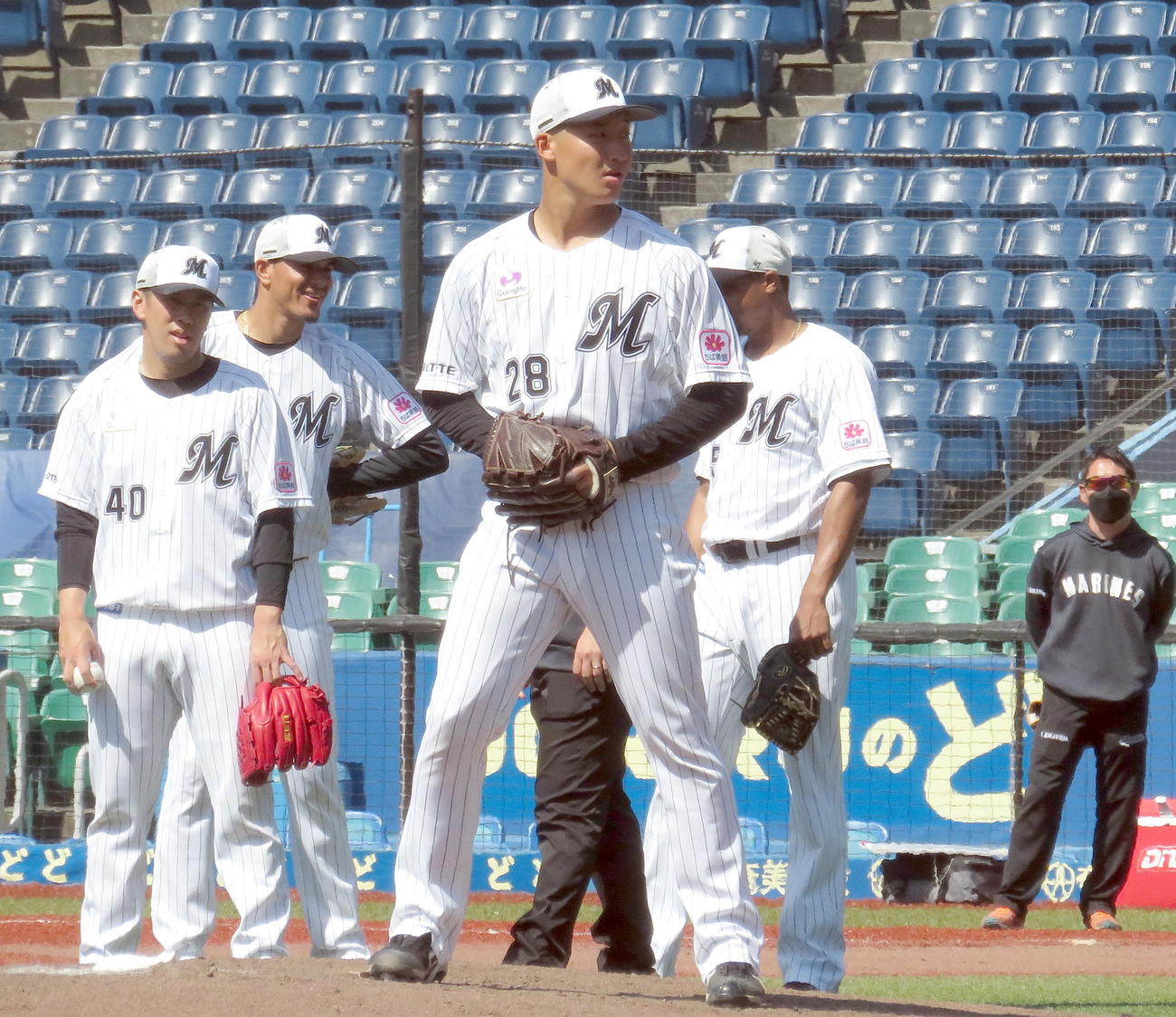 けん制練習を行うロッテ菊地（中央）（撮影・鎌田直秀）