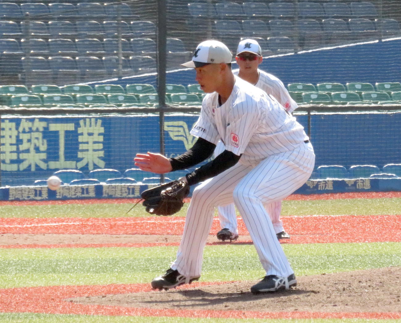 投内連係練習を行うロッテ菊地（撮影・鎌田直秀）