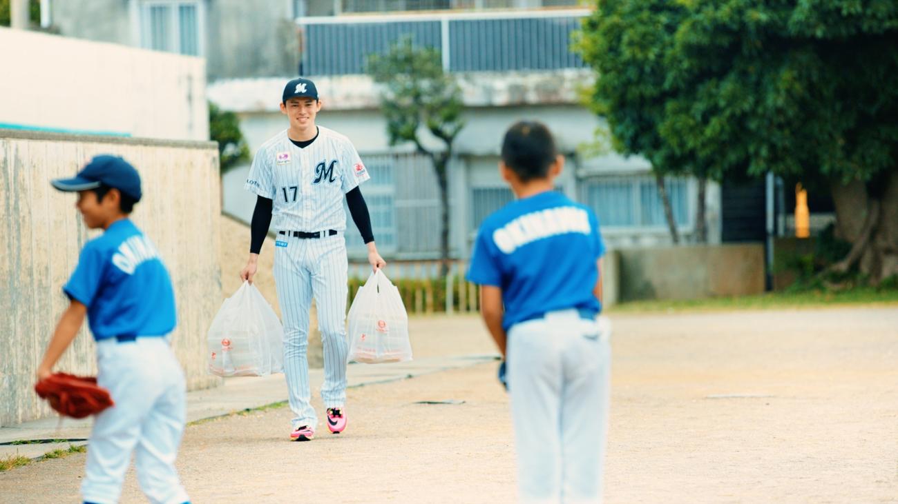 子供たちに「から揚弁当」を届けるロッテ佐々木朗（同社提供）