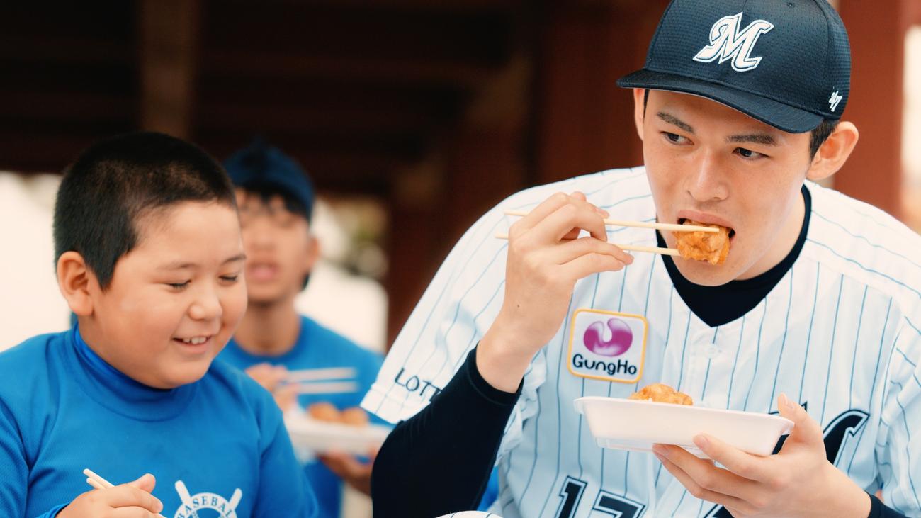 子供たちと「から揚弁当」を食べるロッテ佐々木朗（同社提供）