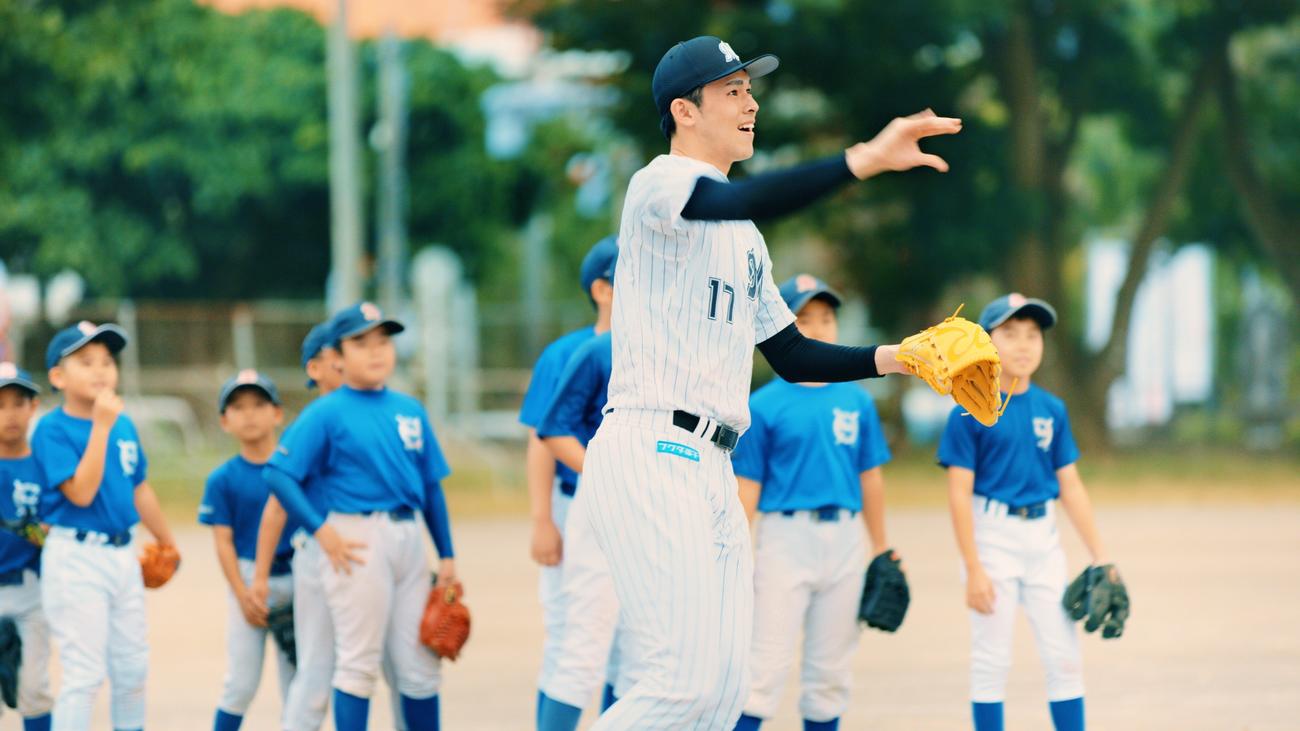 子供たちと一緒に野球を楽しむロッテ佐々木朗（同社提供）