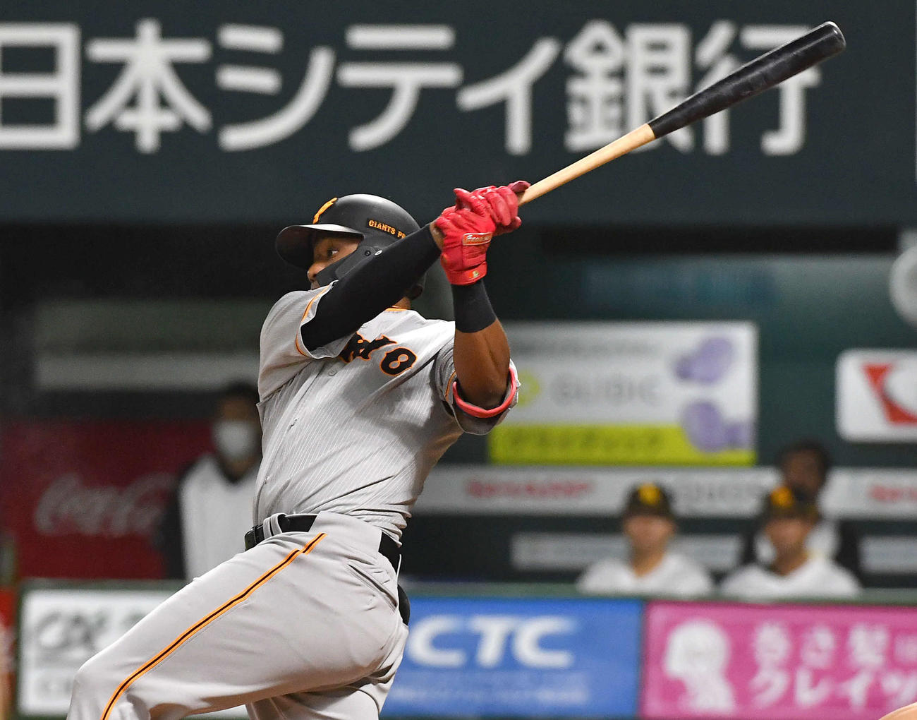 ソフトバンク対巨人　2回表巨人2死一、二塁、オコエは先制の中前適時打を放つ（撮影・岩下翔太）