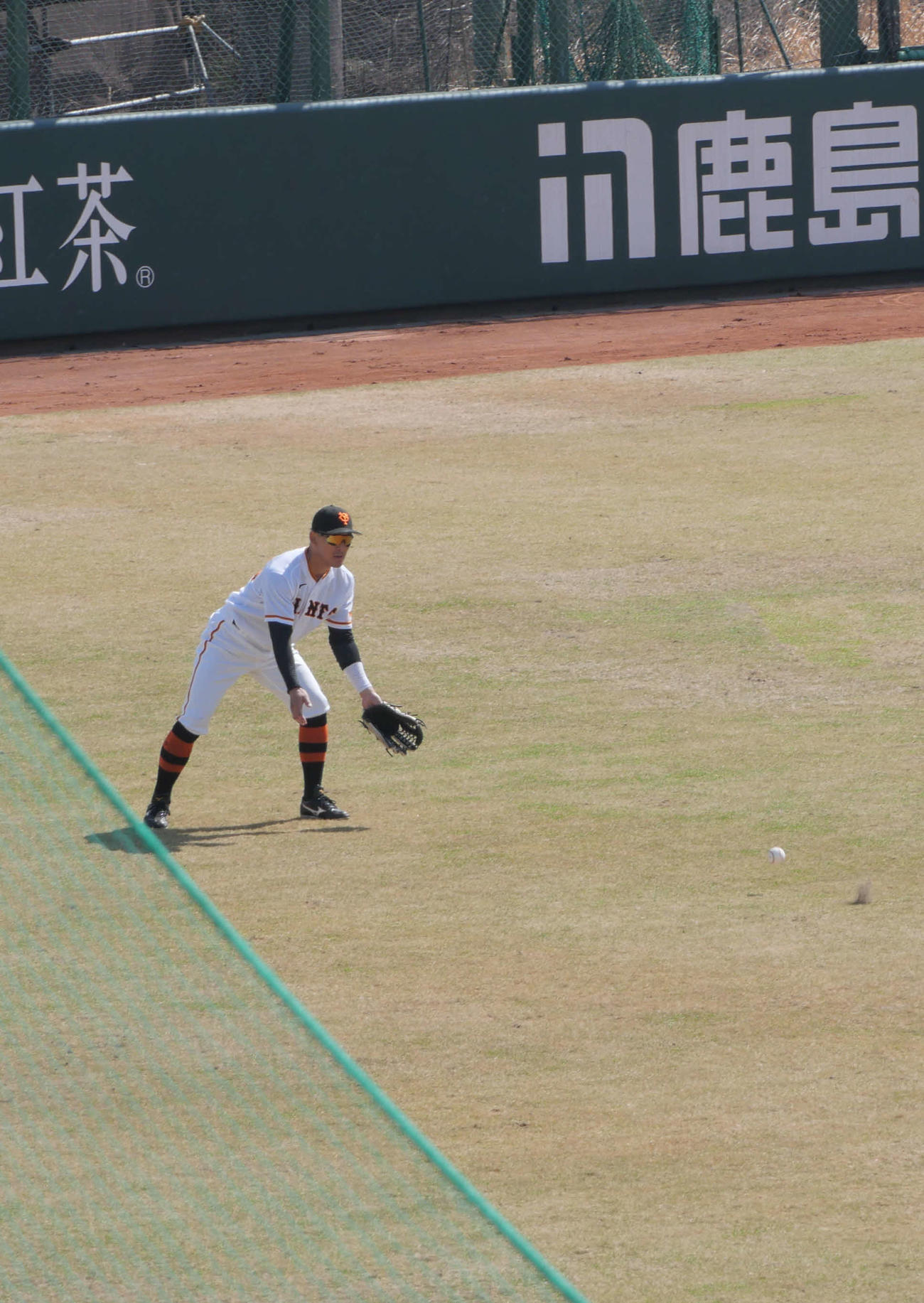 春季教育リーグ巨人対楽天　左前打のゴロを捕球する巨人梶谷（撮影・上田悠太）