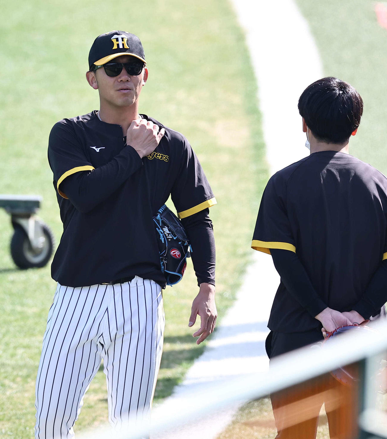 11日、左肩を押さえて確認する伊藤将司