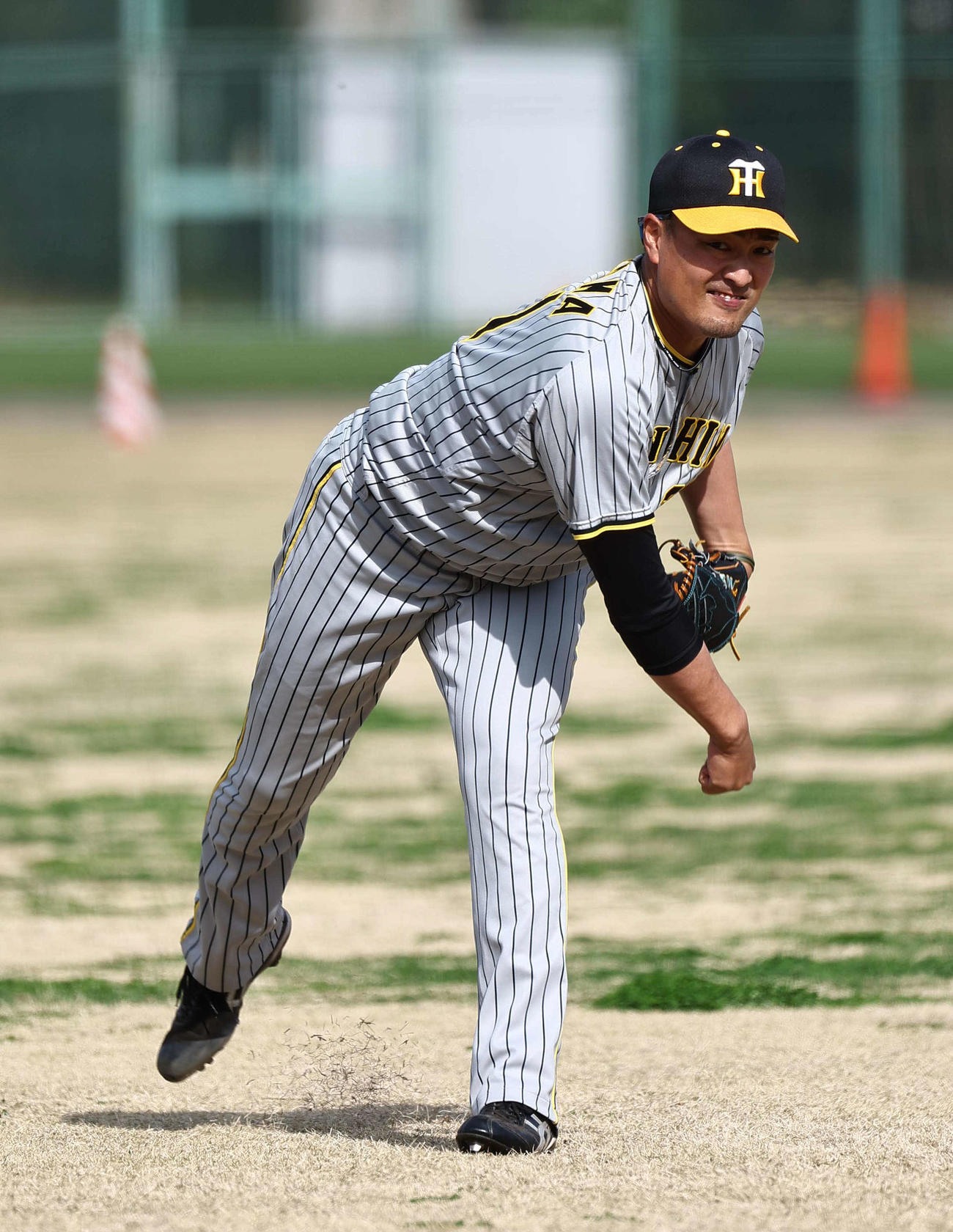 秋山拓巳はキャッチボールで調整する（撮影・上田博志）