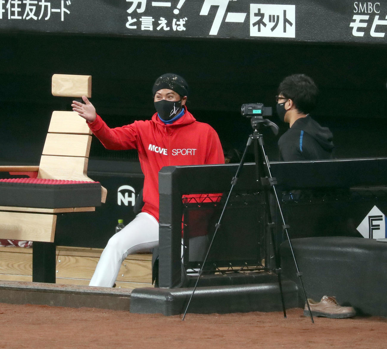 グラウンドを見つめる新庄監督（撮影・佐藤翔太）
