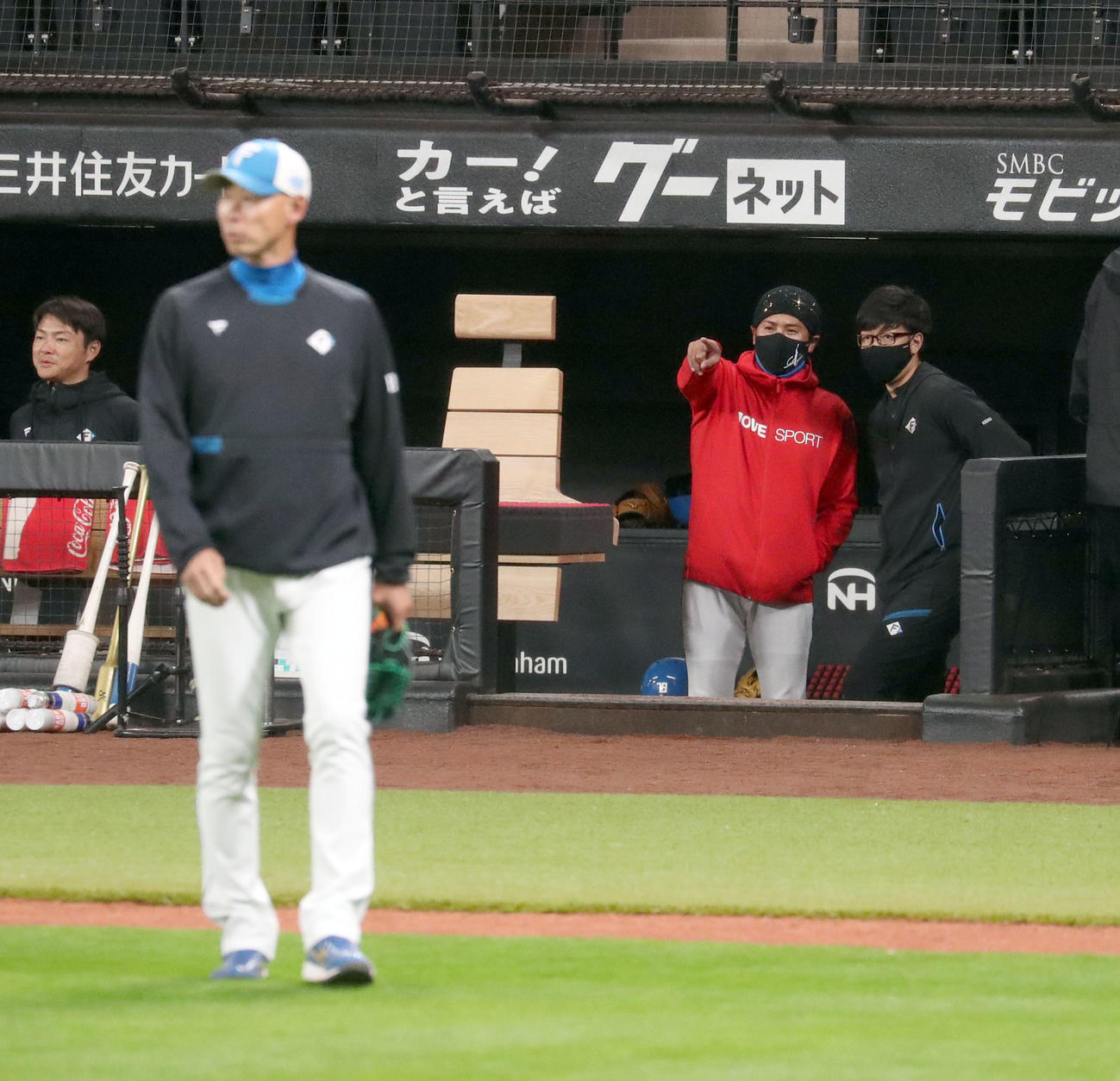 グラウンドを指さす新庄監督（撮影・佐藤翔太）
