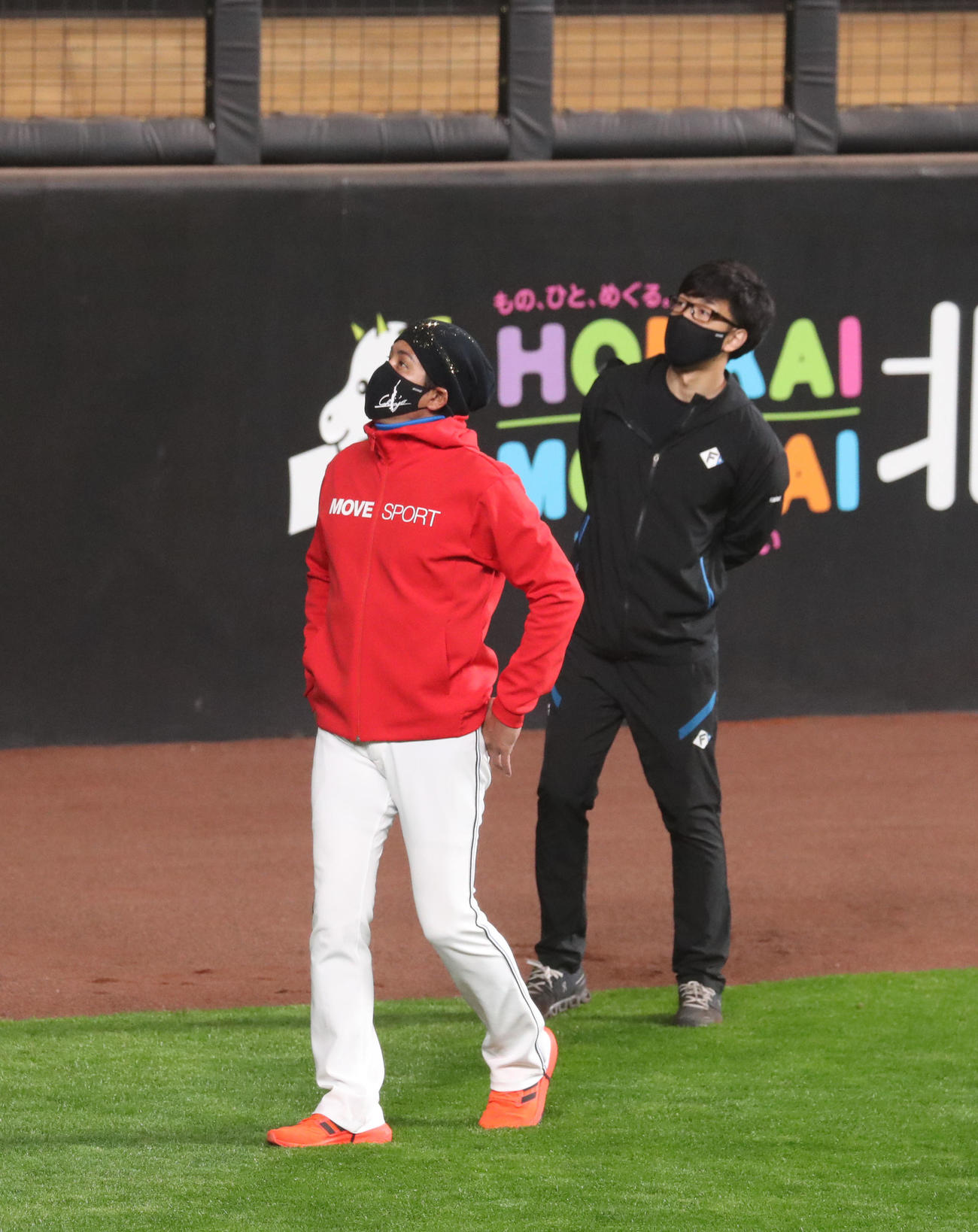 グラウンドから見上げる新庄監督（撮影・佐藤翔太）