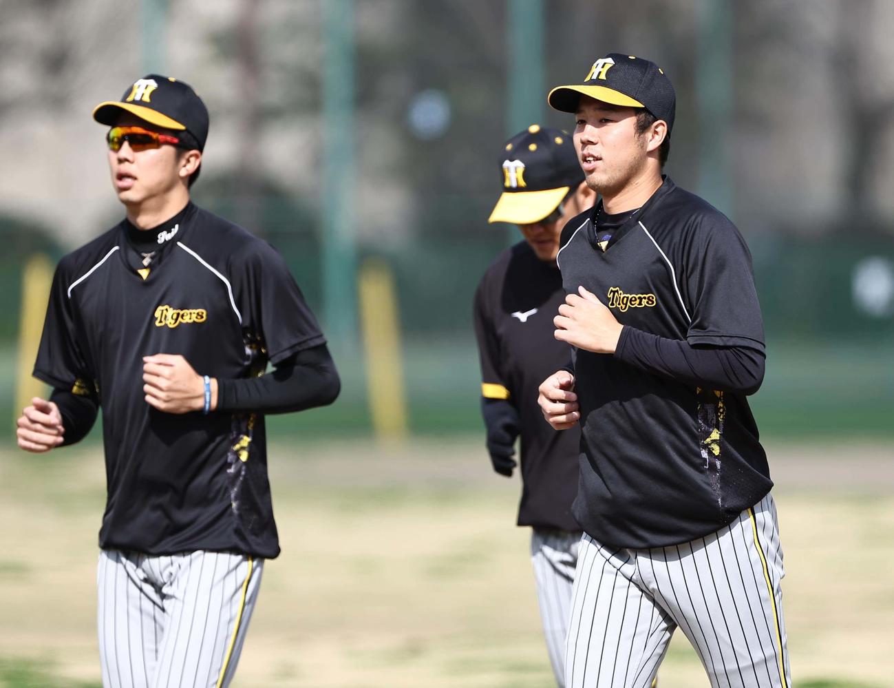 青柳（右）はランニングをして汗を流す（撮影・上田博志）