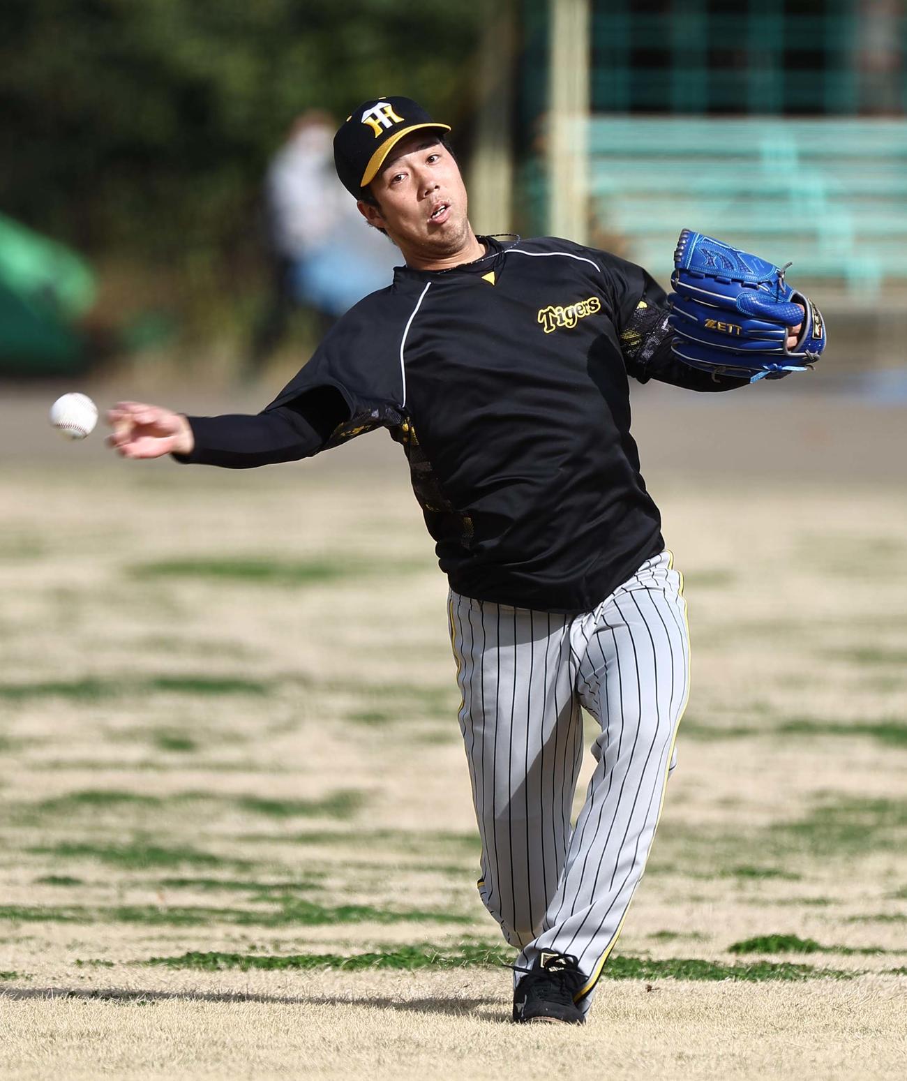 青柳はキャッチボールで調整する（撮影・上田博志）