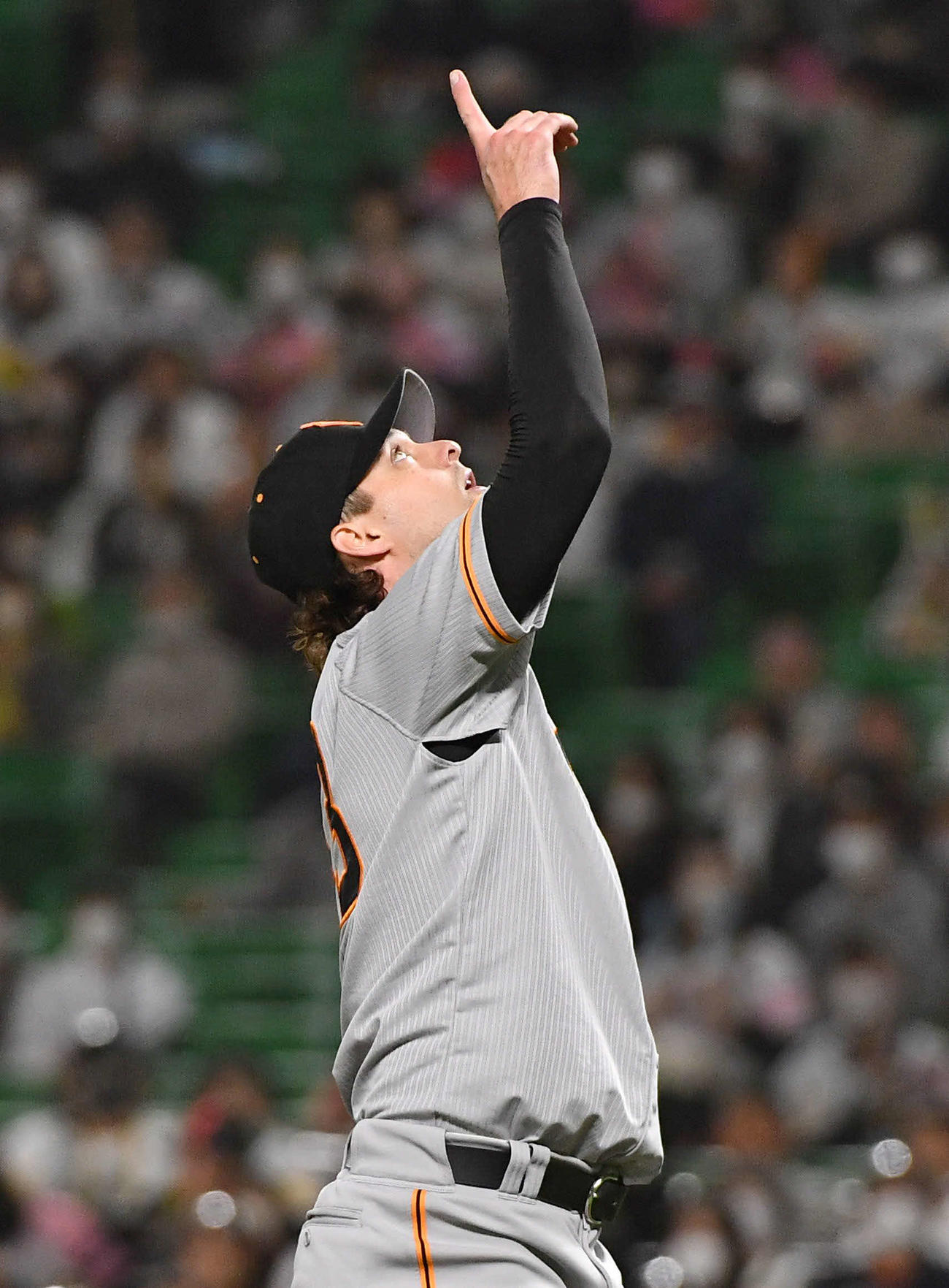 ソフトバンク対巨人　5回裏ソフトバンク2死、ガルビスを打ち取り、打球を指さすビーディ（撮影・岩下翔太）