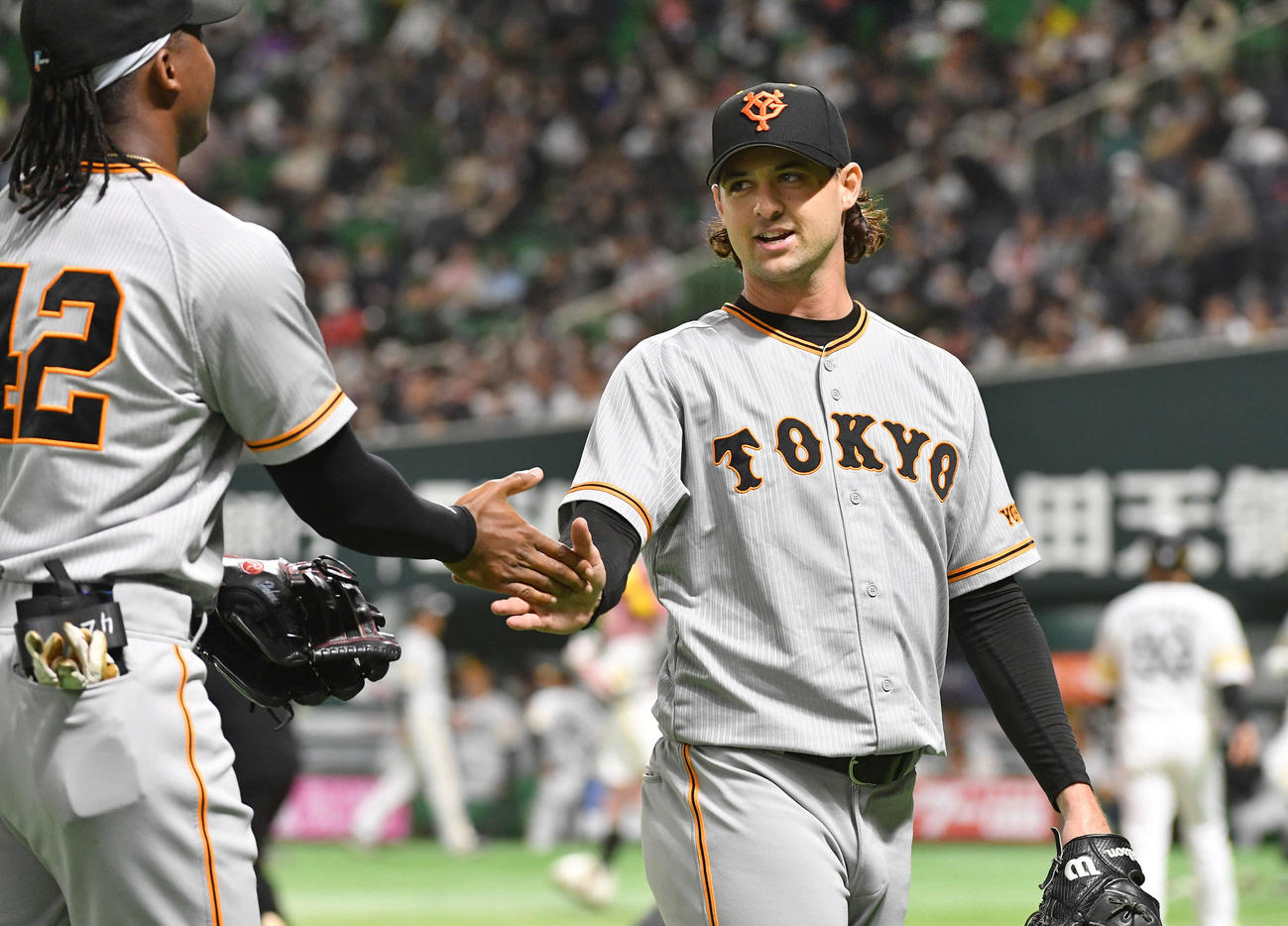 ソフトバンク対巨人　5回裏を3者凡退に抑え、ブリンソン（左）ら巨人ナインと笑顔でタッチを交わすビーディ（撮影・岩下翔太）