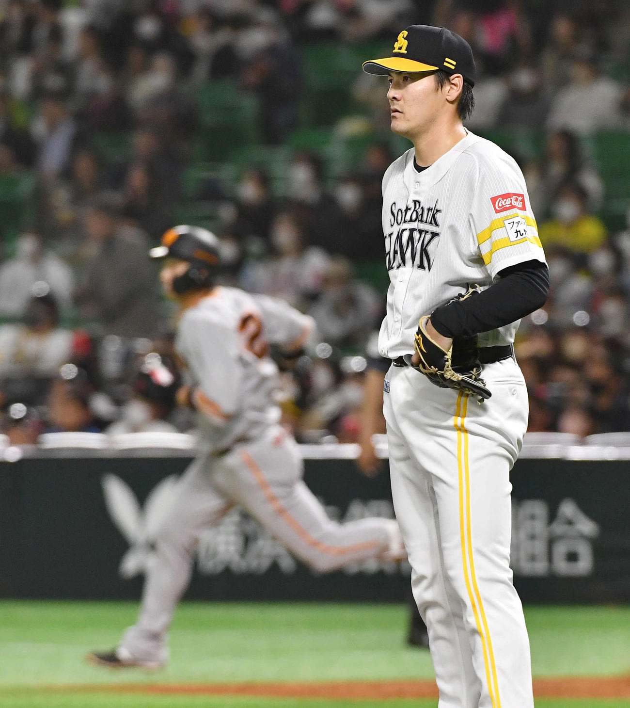 ソフトバンク対巨人　8回表巨人1死、広岡（左）に左越え本塁打を打たれた有原（撮影・岩下翔太）