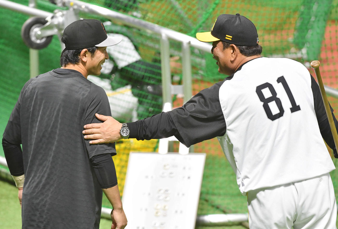 ソフトバンク対巨人　巨人松田（左）と談笑するソフトバンク藤本監督（撮影・岩下翔太）