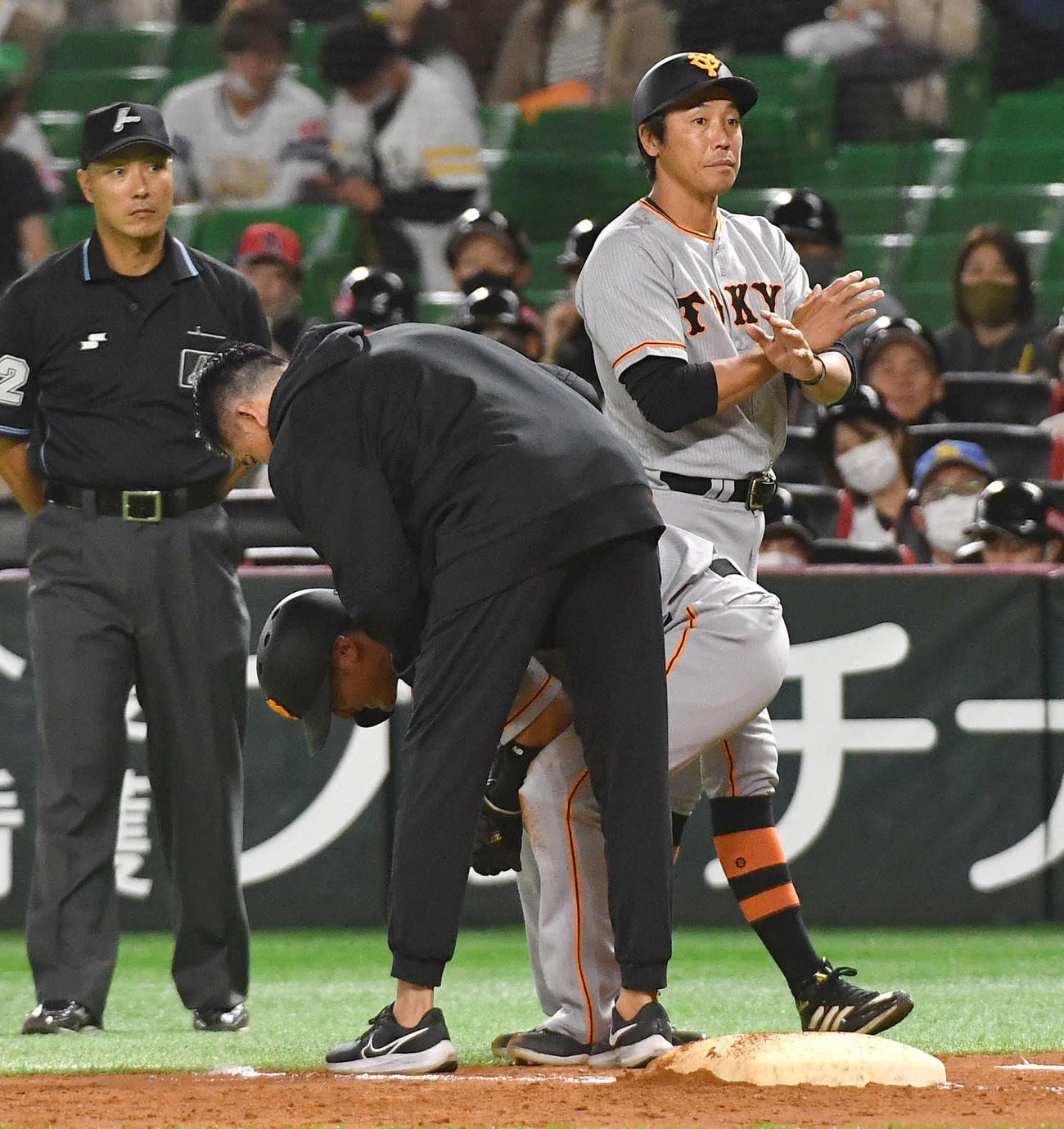 ソフトバンク対巨人　4回表巨人1死一塁、ガンケルのけん制球が手に当たった、一塁走者の吉川の交代をベンチに指示する鈴木コーチ（撮影・岩下翔太）