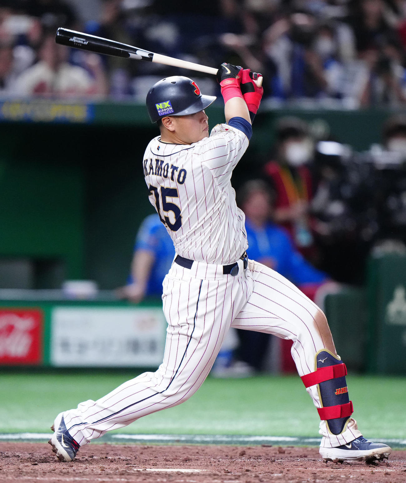 日本対イタリア　5回裏日本無死二、三塁、2点適時二塁打を放つ岡本（撮影・江口和貴）