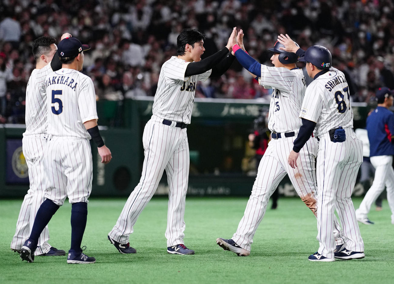 日本対イタリア　5回裏終了後、岡本（中央右）とタッチを交わす大谷（撮影・江口和貴）