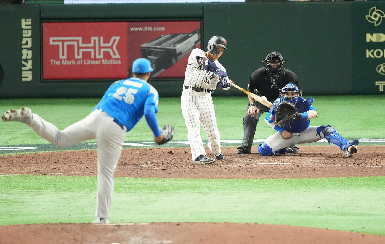 日本対イタリア　7回裏日本無死、右越えソロ本塁打を放つ吉田。投手マルシアノ（撮影・鈴木みどり）