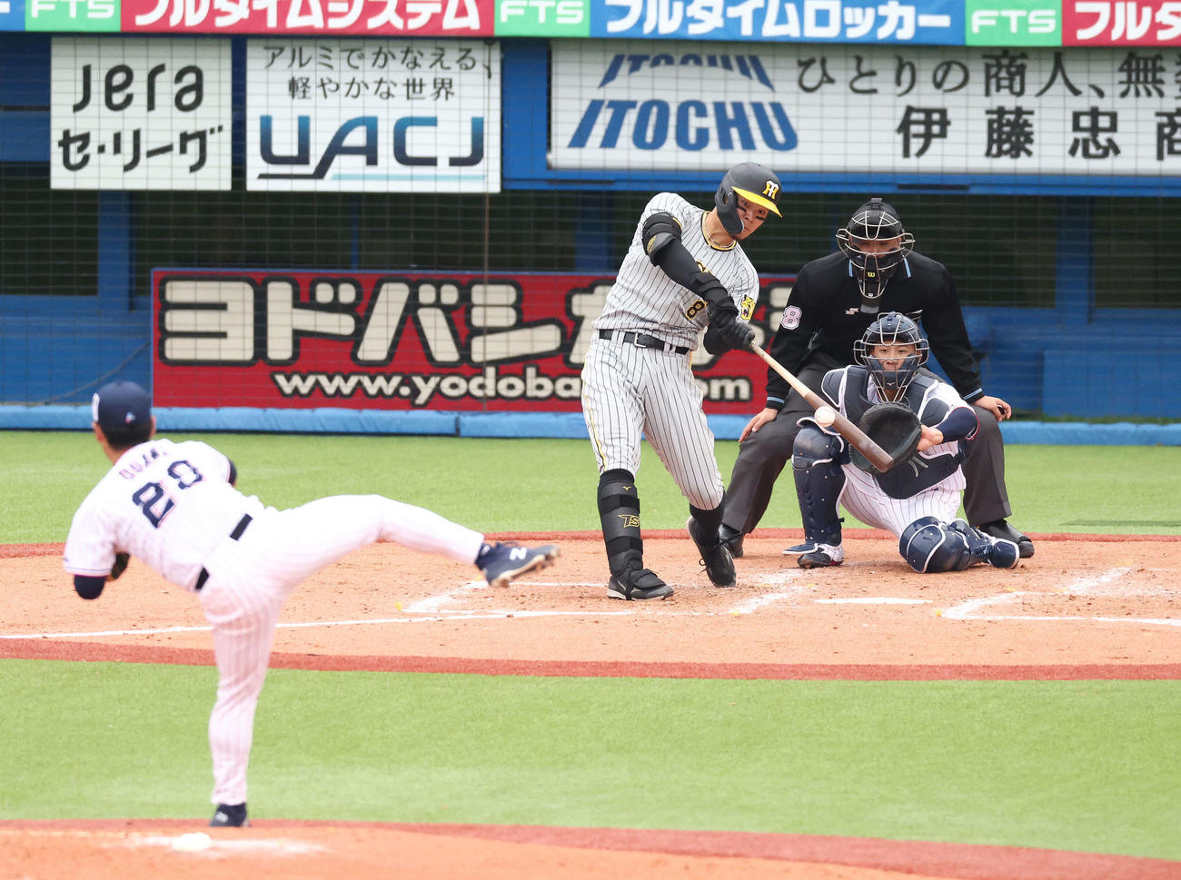 ヤクルト対阪神　3回表阪神1死、右越えソロ本塁打を放つ佐藤輝。投手小川（撮影・河田真司）