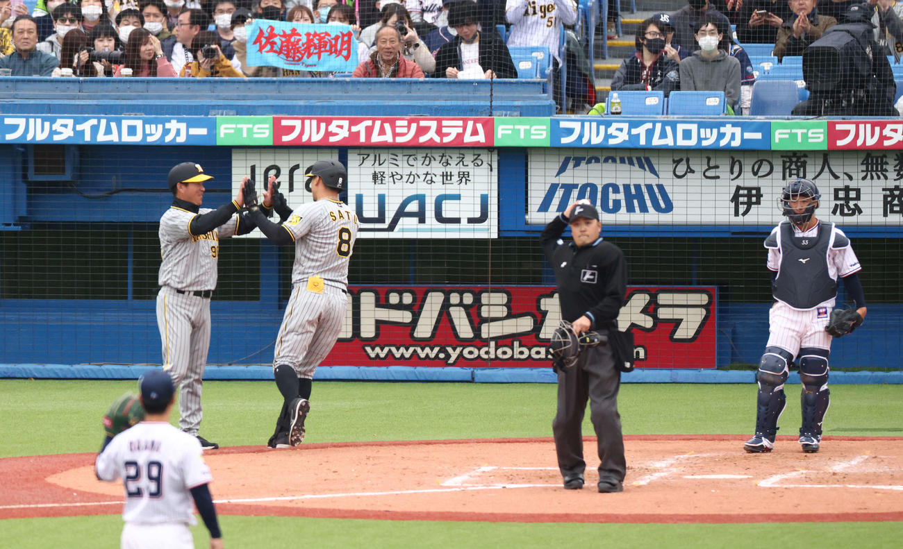 ヤクルト対阪神　3回表阪神1死、ソロ本塁打で生還する佐藤輝（後方左から2人目）（撮影・河田真司）