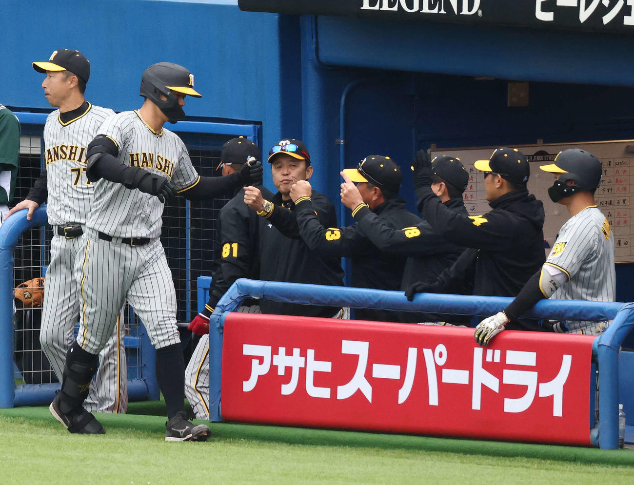 ヤクルト対阪神　3回表阪神1死、ソロ本塁打で生還する佐藤輝（左から2人目）を迎える岡田監督（撮影・河田真司）