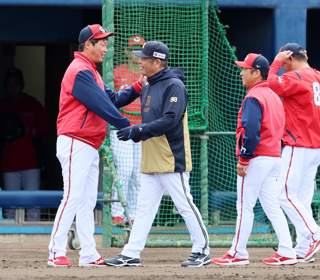 オリックス対広島　オリックスの水本ヘッドコーチ（右）とあいさつする新井監督（撮影・加藤哉）