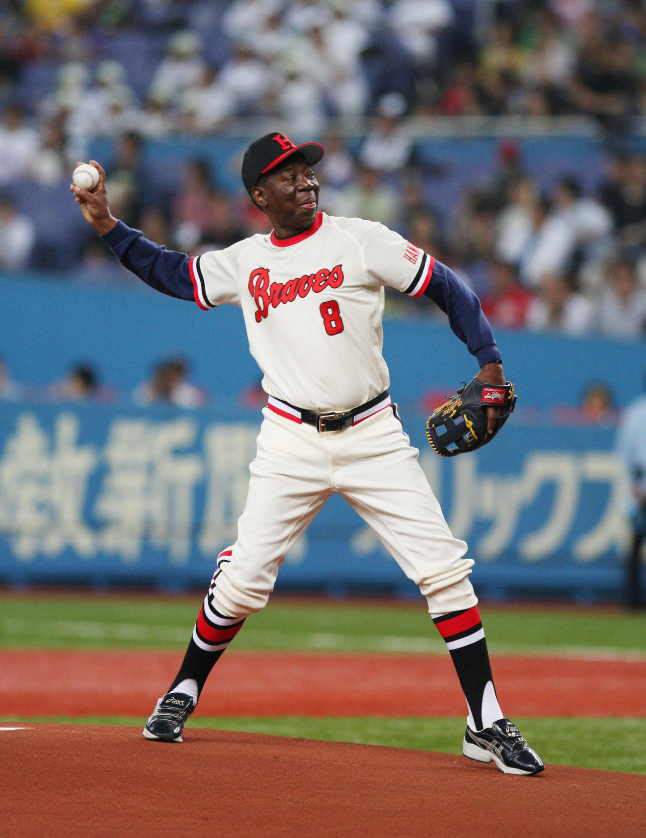 始球式を務めたロベルト・バルボンさん（2011年5月21日撮影）