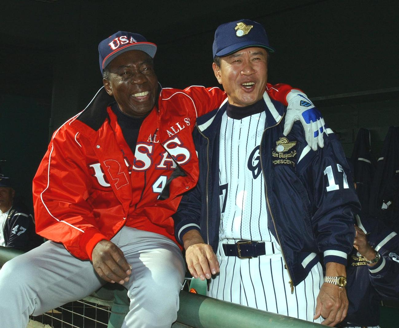 日米OBドリームゲームで、山田久志氏と談笑するロベルト・バルボンさん（2002年12月1日撮影）