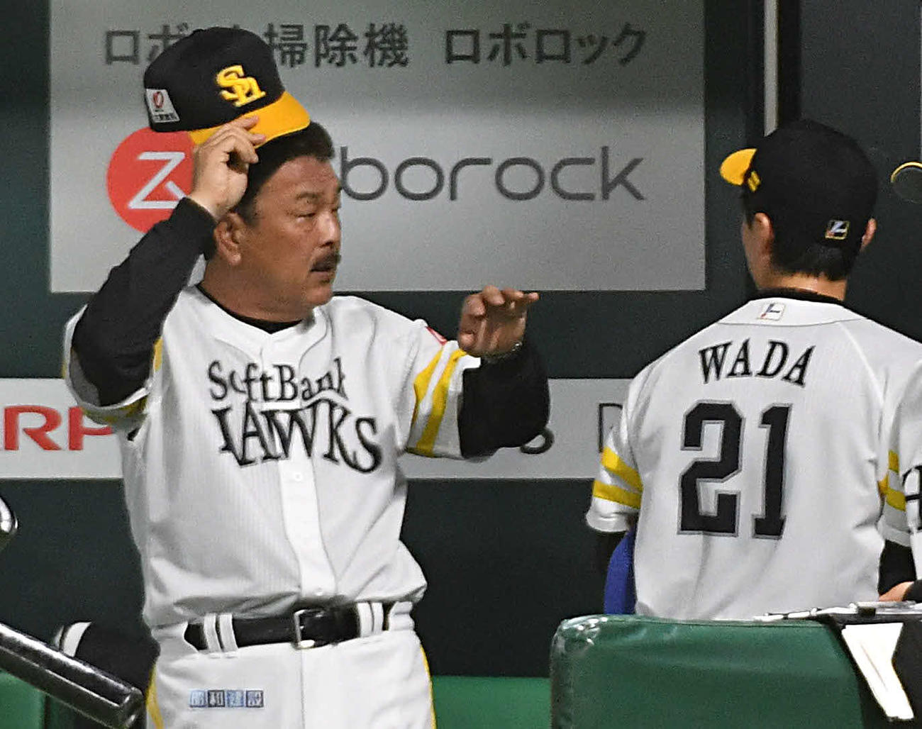 ソフトバンク対巨人　4回表終了後、ベンチから引き揚げる和田（右）に声をかける藤本監督（2023年3月15日撮影）