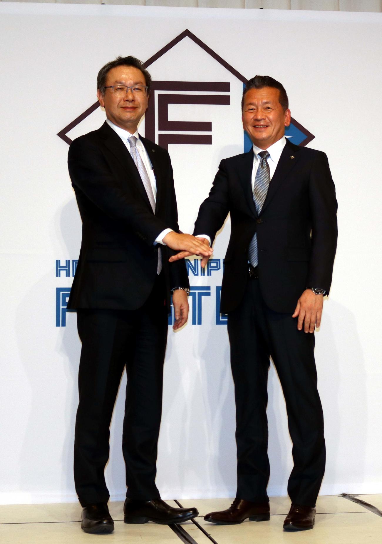 会見後、笑顔を見せる日本ハムの（左から）井川新オーナー、小村新社長（撮影・永野高輔）