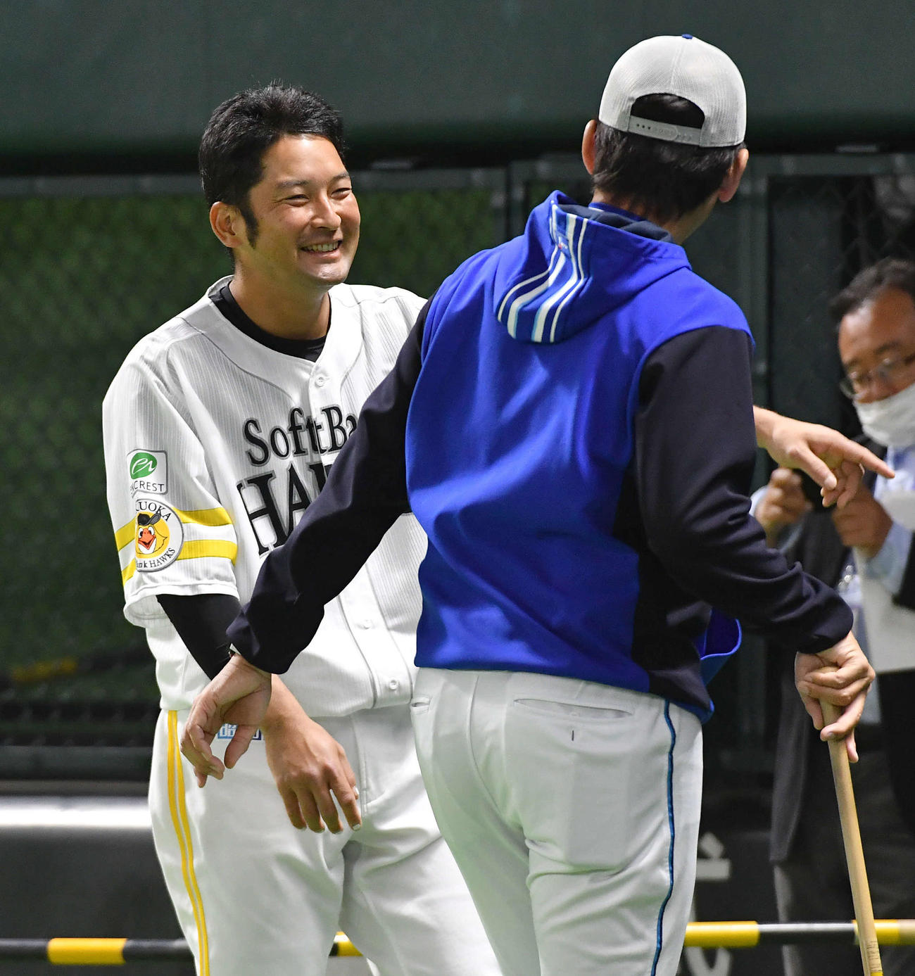 ソフトバンク対DeNA DeNA三浦監督（右）と談笑するソフトバンク嶺井（撮影・岩下翔太）