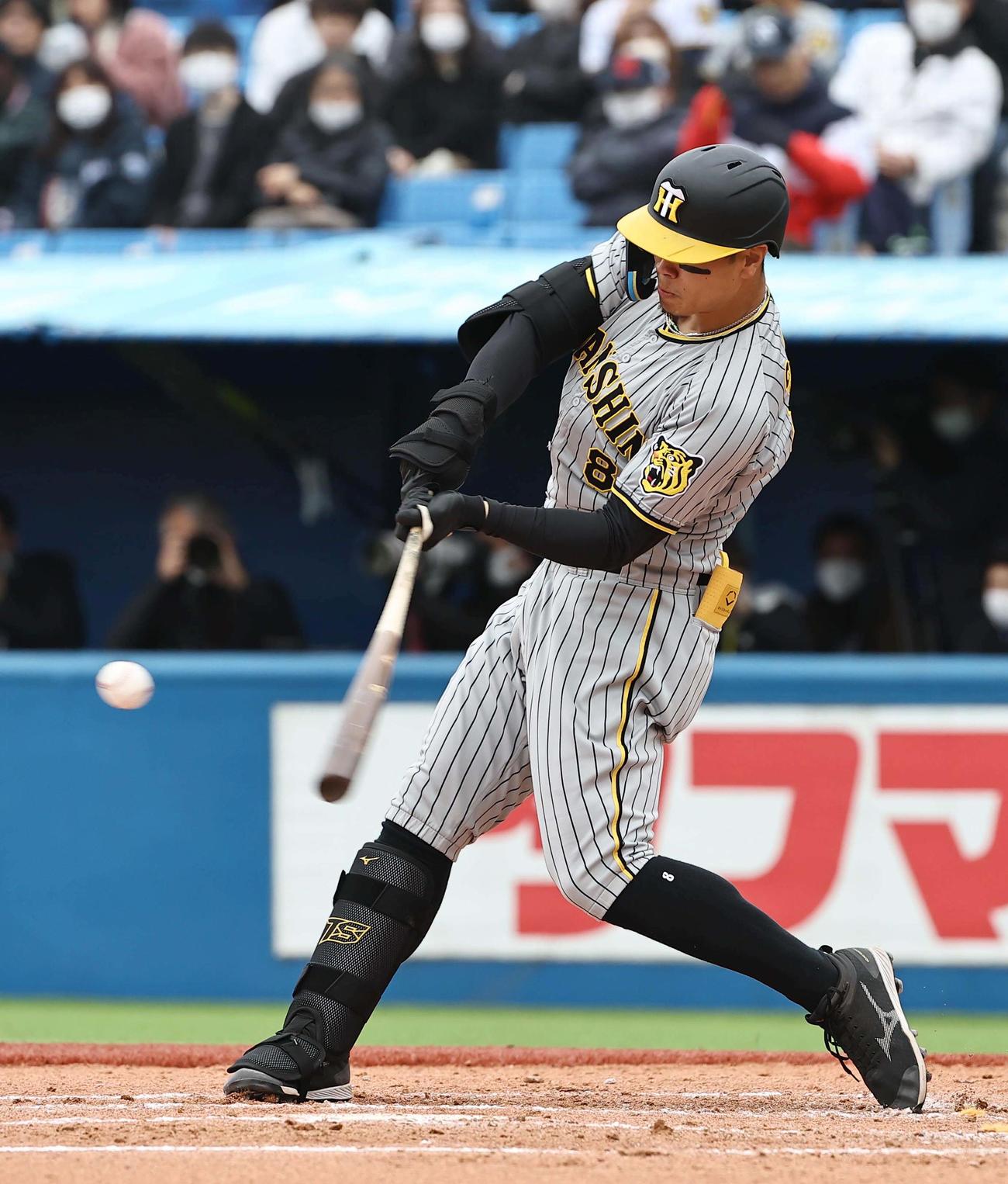 ヤクルト対阪神　3回表阪神1死、佐藤輝は右越え本塁打を放つ（撮影・上田博志）