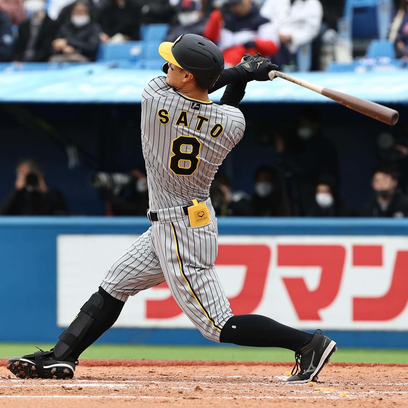 ヤクルト対阪神　3回表阪神1死、佐藤輝は右越え本塁打を放つ（撮影・上田博志）