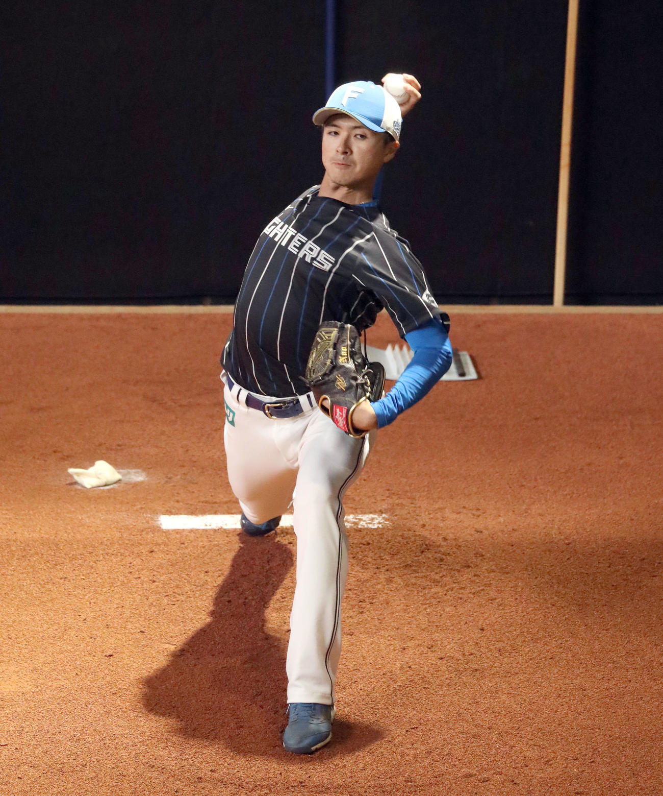 ブルペンで投球練習をする上沢（撮影・佐藤翔太）