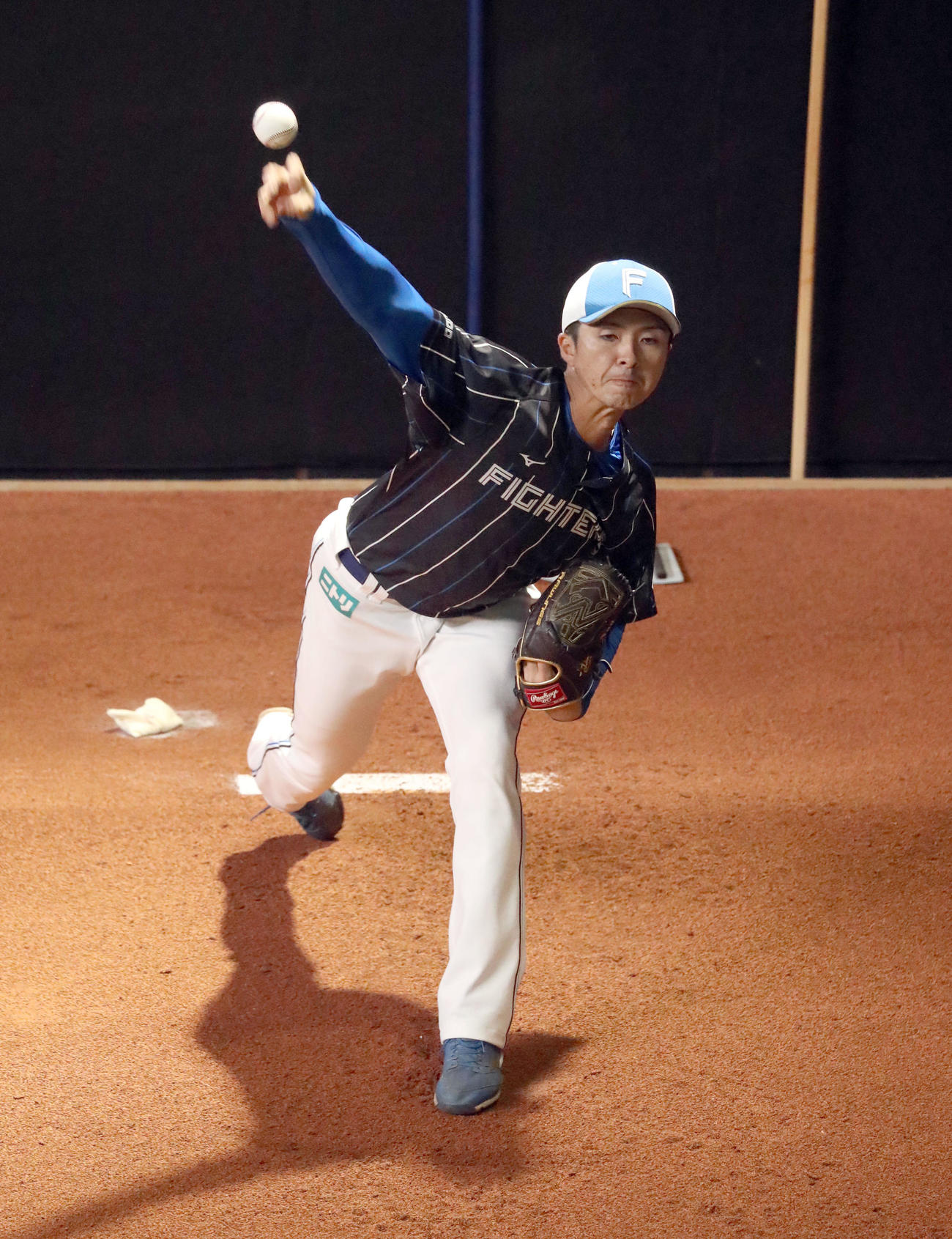 ブルペンで投球練習をする上沢（撮影・佐藤翔太）