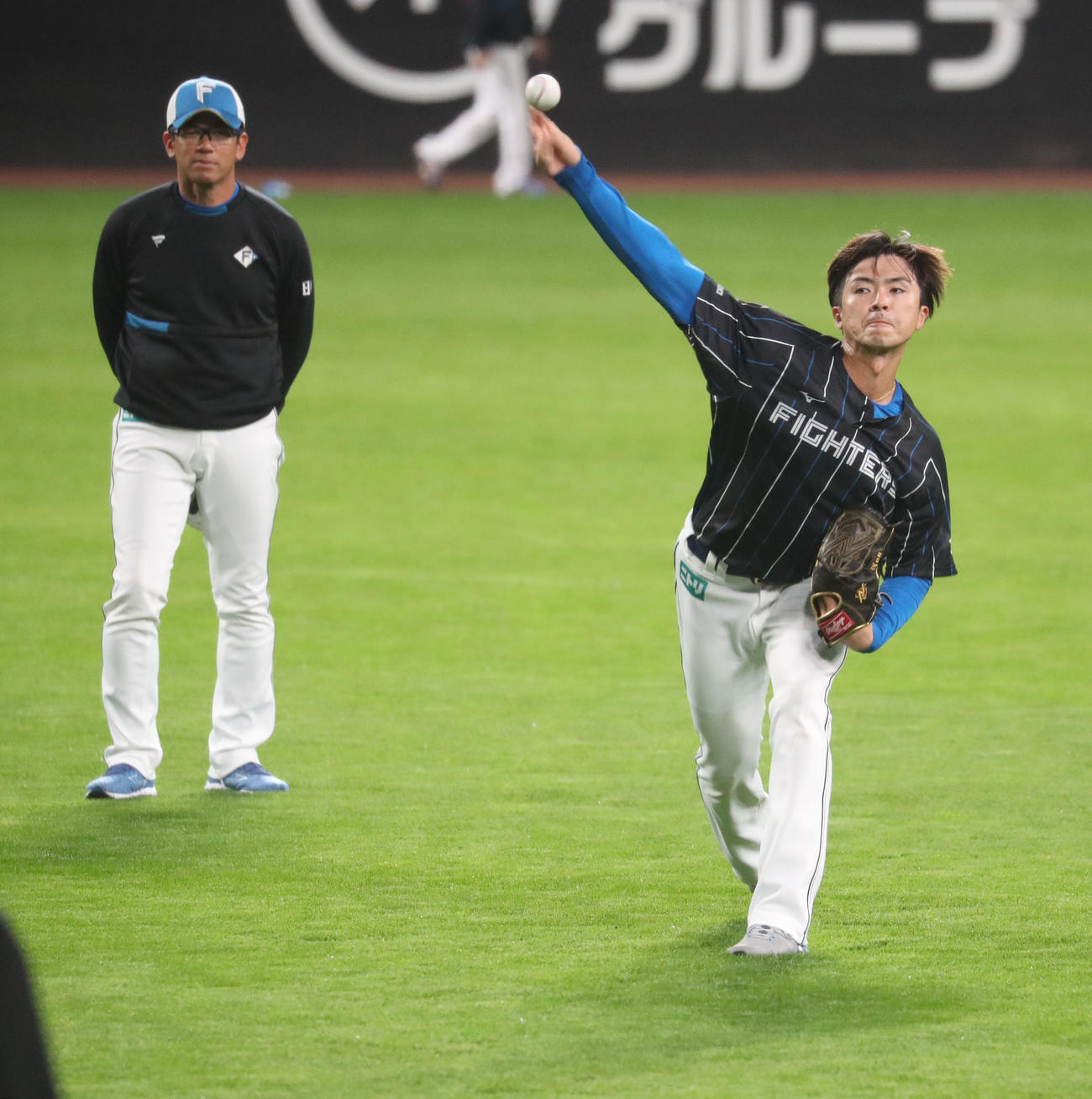 建山コーチが見つめる中、キャッチボールをする上沢（撮影・佐藤翔太）