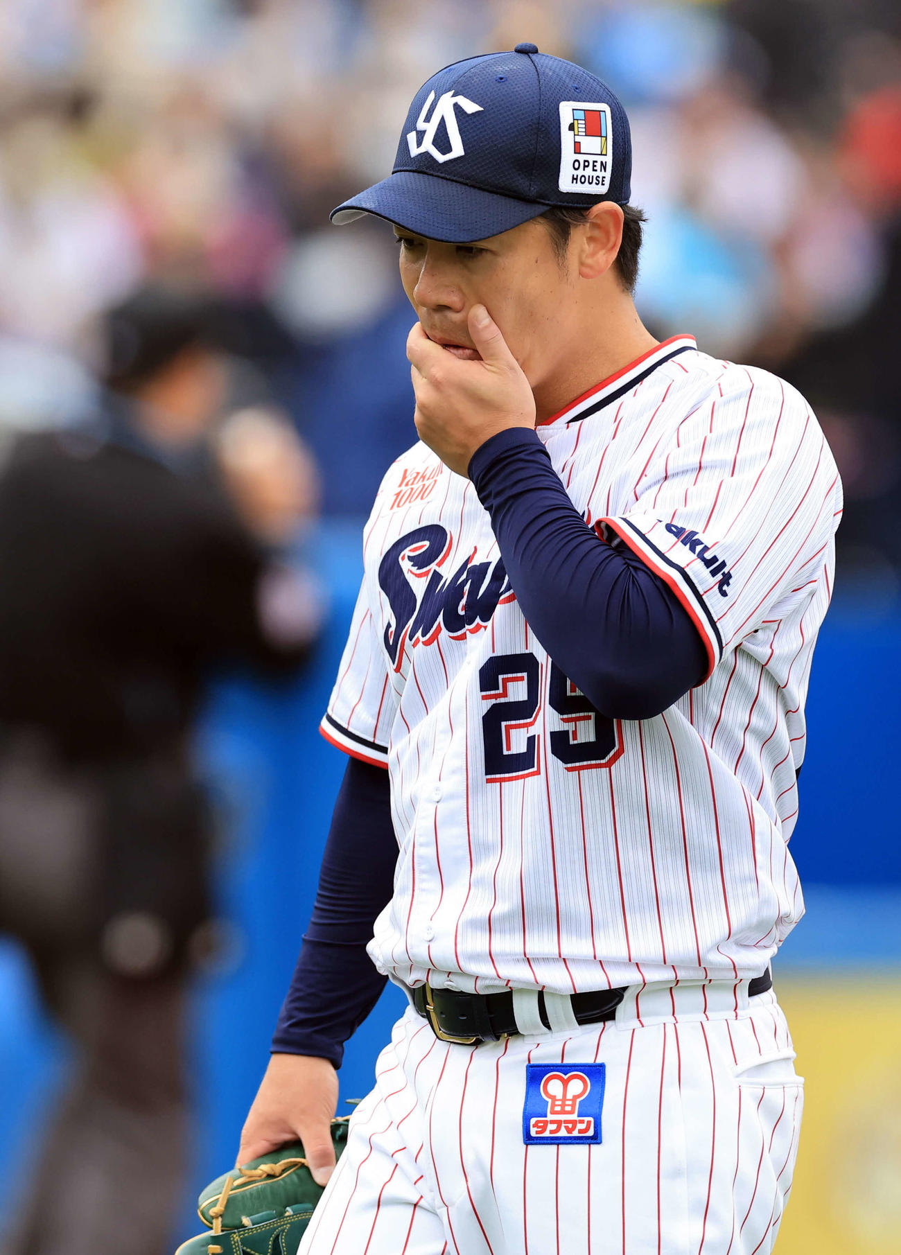 ヤクルト対阪神　2回表阪神に2点を追加され、さえない表情でベンチに戻る小川（撮影・浅見桂子）