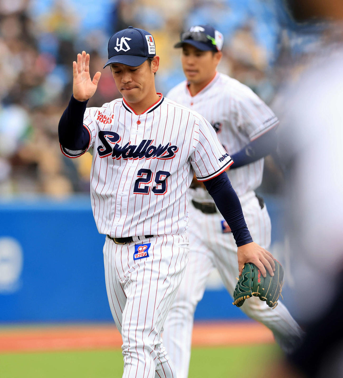 ヤクルト対阪神　3回表阪神に追加点を許した小川は、手刀を切って謝るポーズ（撮影・浅見桂子）