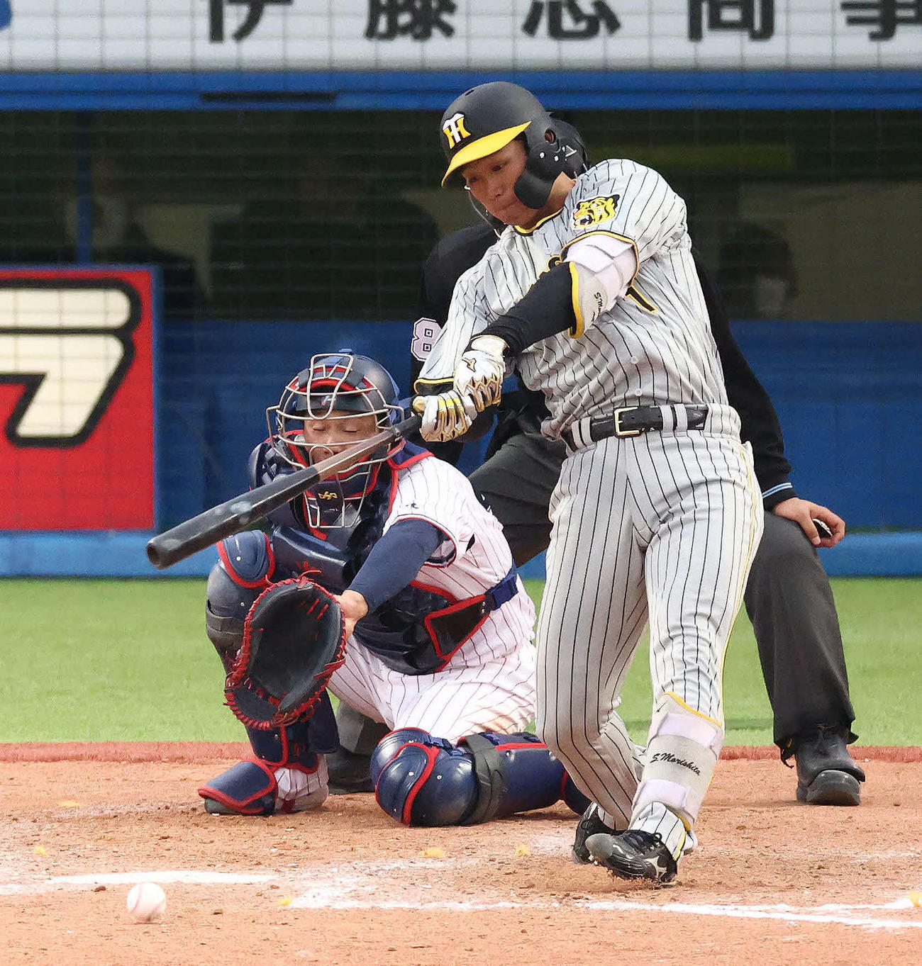 ヤクルト対阪神　9回表阪神2死一塁、中前打を放つ森下。投手木沢（撮影・河田真司）