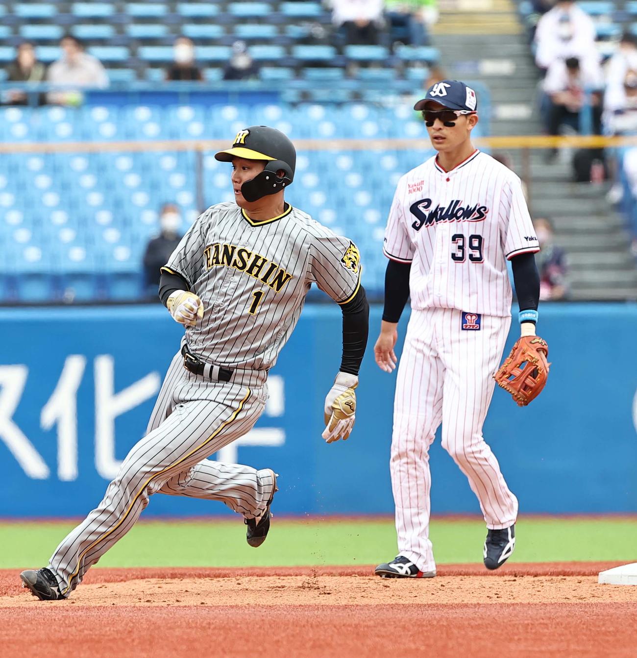 ヤクルト対阪神　2回表阪神無死一塁、梅野の左翼線二塁打で二塁を蹴る森下（撮影・上田博志）