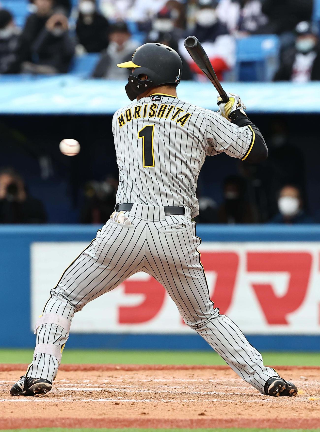 ヤクルト対阪神　8回表阪神無死一塁、森下は死球を受ける（撮影・上田博志）