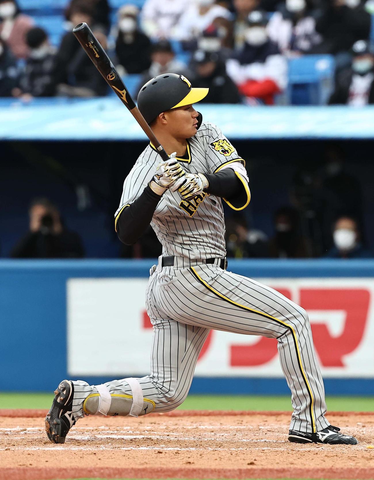 ヤクルト対阪神　8回表阪神無死一塁、森下は死球を受ける（撮影・上田博志）