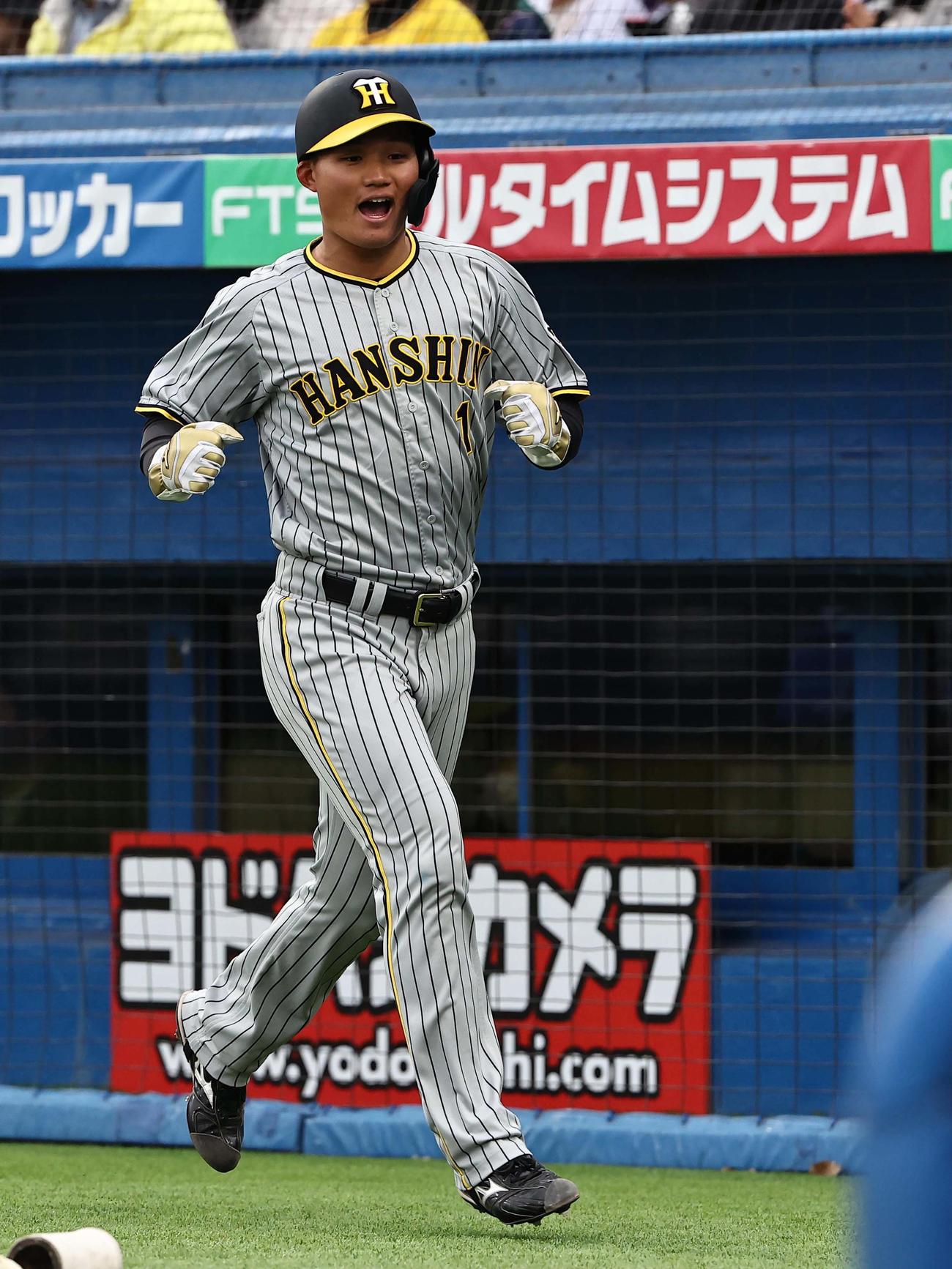 ヤクルト対阪神　8回表阪神2死一、二塁、小幡の適時打で生還しガッツポーズしながら吠える森下（撮影・上田博志）