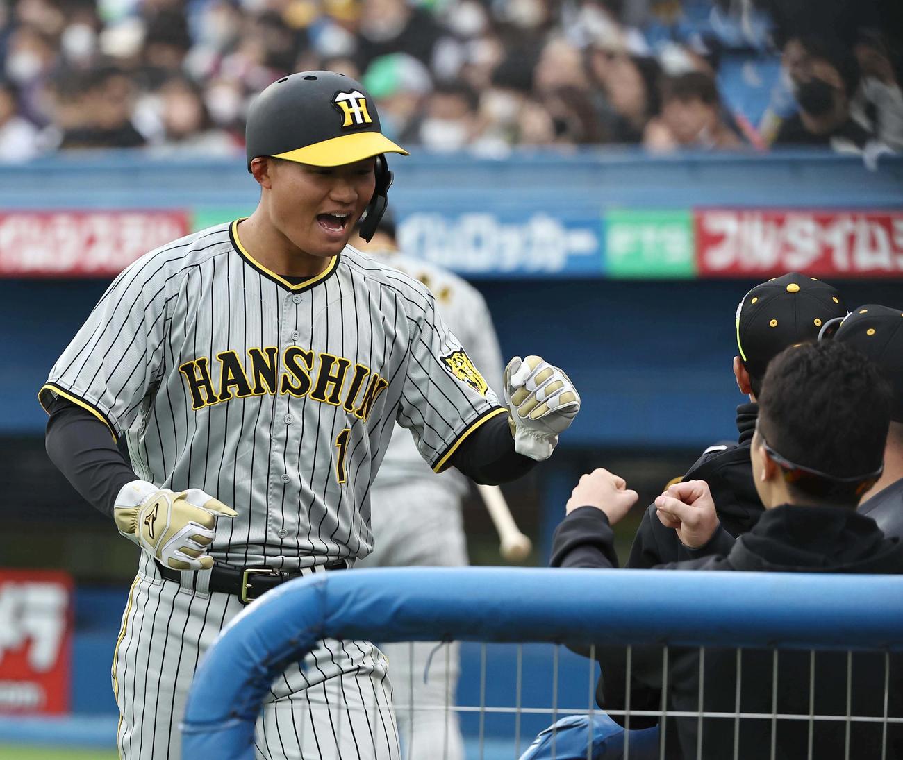 ヤクルト対阪神　8回表阪神2死一、二塁、小幡の適時内野安打で生還しナインとグータッチをする森下（撮影・上田博志）